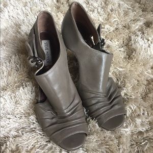Steve Madden heels! Open toe mauve/grey color
